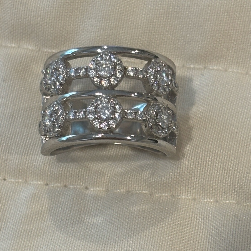 Lisa Robertson Elegant Silver (925) Diamond Ring - Picture 4 of 5